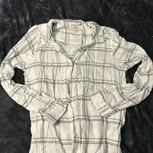 White and Black Flannel!! Size XL ( Runs small ) Super comfy and smooth